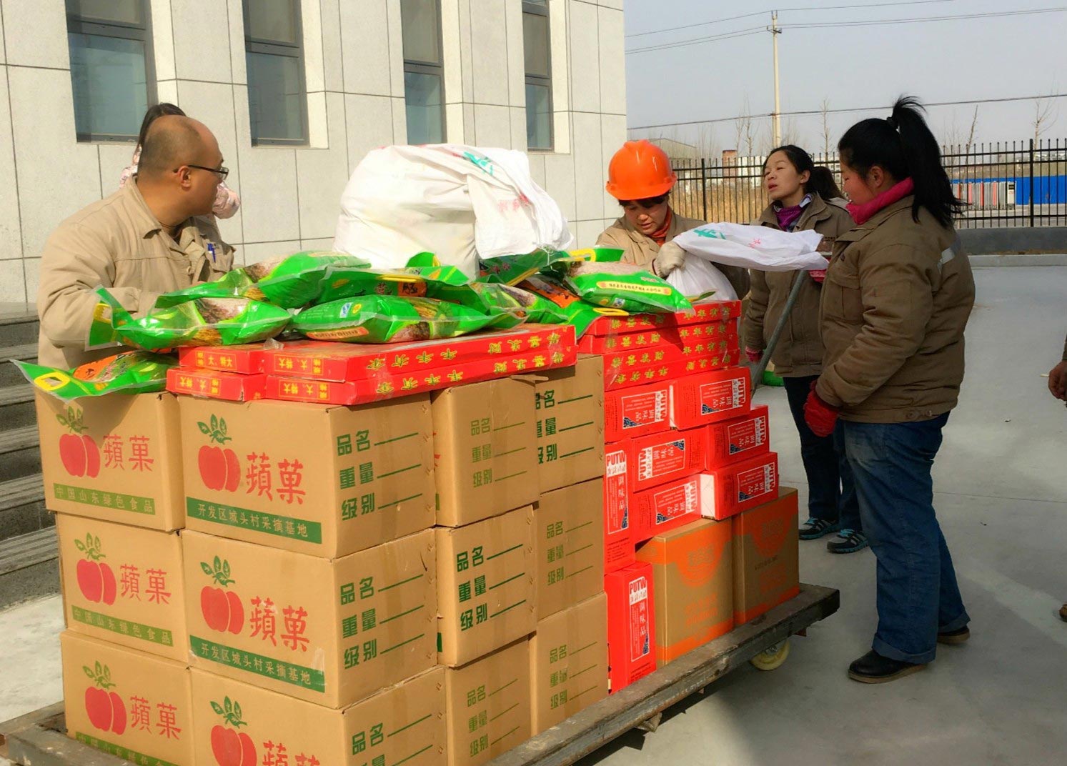 工廠元旦發(fā)福利 工廠元旦發(fā)福利