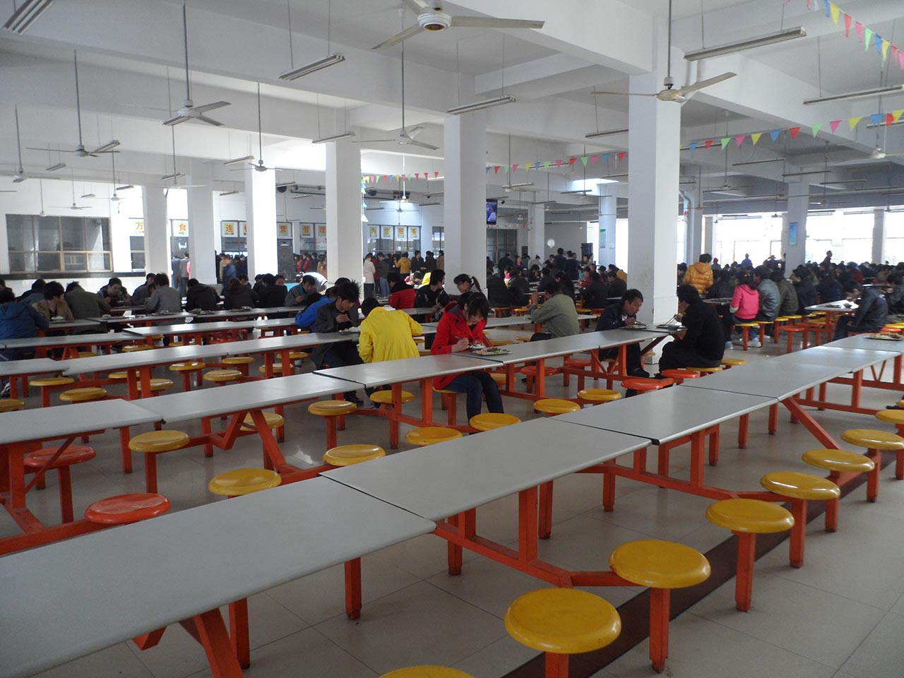 三合一送料機(jī)廠員工就餐 三合一送料機(jī)廠員工就餐