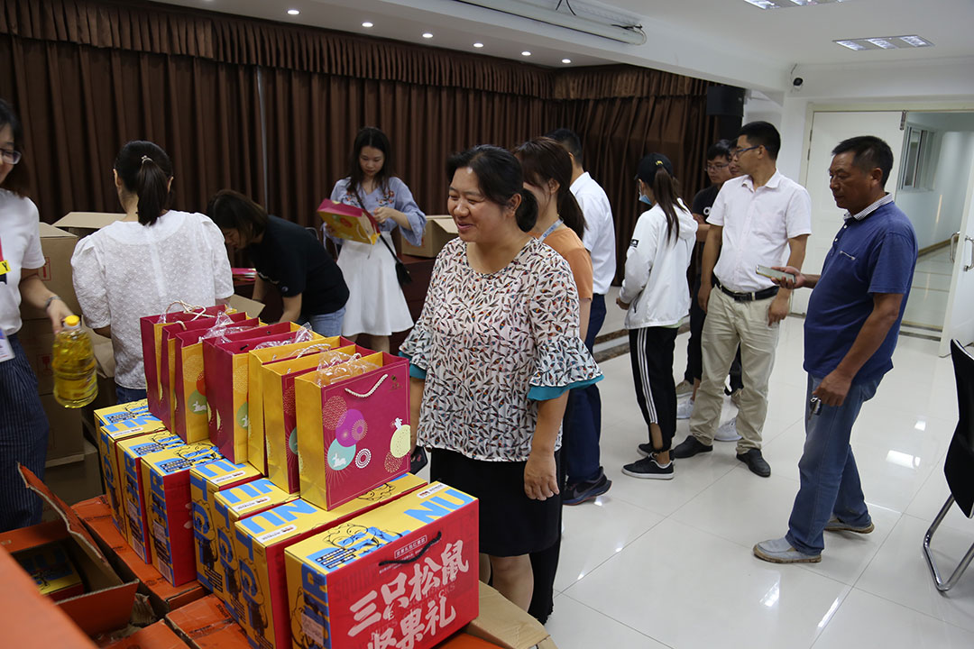 員工領(lǐng)中秋福利 員工領(lǐng)中秋福利