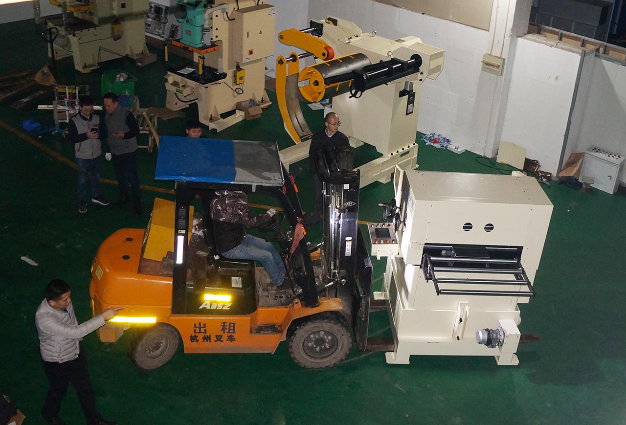 沖床自動(dòng)送料生產(chǎn) 沖床自動(dòng)送料生產(chǎn)