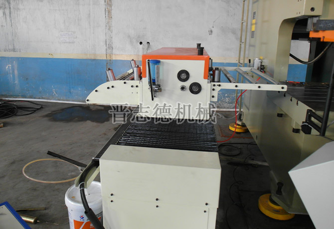 大型偏擺NC伺服送料機(jī)安裝 大型偏擺NC伺服送料機(jī)安裝