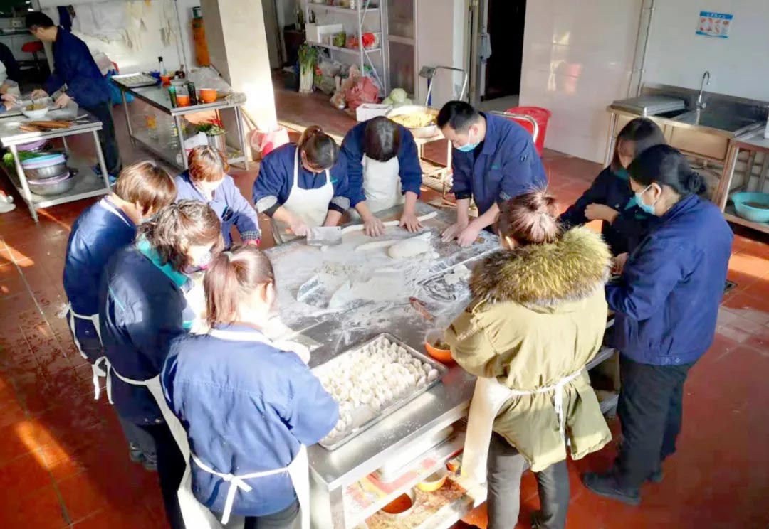 沖床送料機(jī)廠冬至包餃子 沖床送料機(jī)廠冬至包餃子