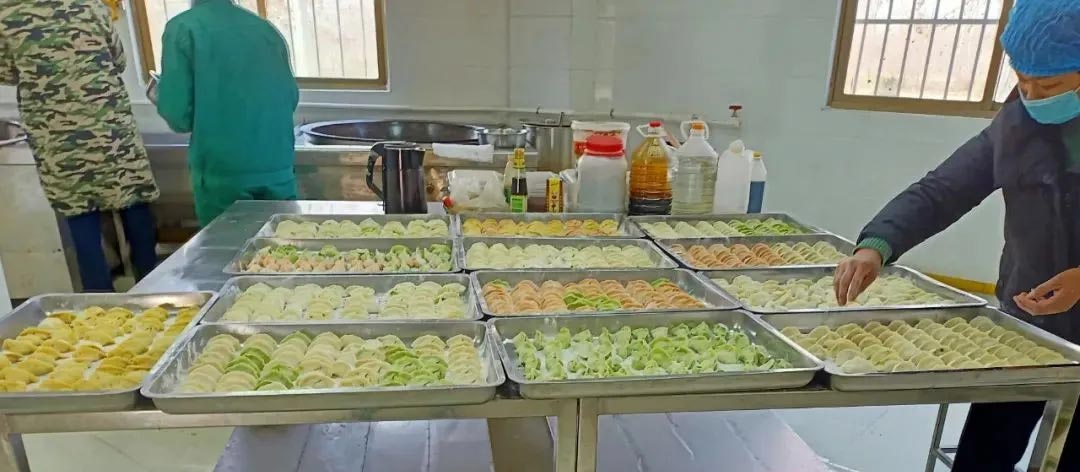 送料機(jī)廠冬至包餃子 送料機(jī)廠冬至包餃子