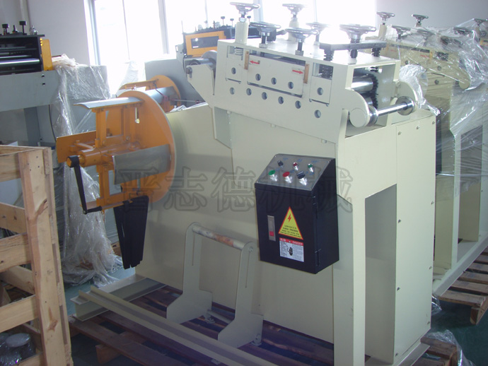 待出貨的料架兼整平機(jī)