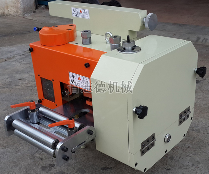 四輪四驅(qū)齒輪送料機 四輪四驅(qū)齒輪送料機