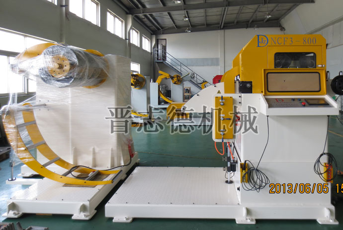 高端三合一送料機生產現(xiàn)場