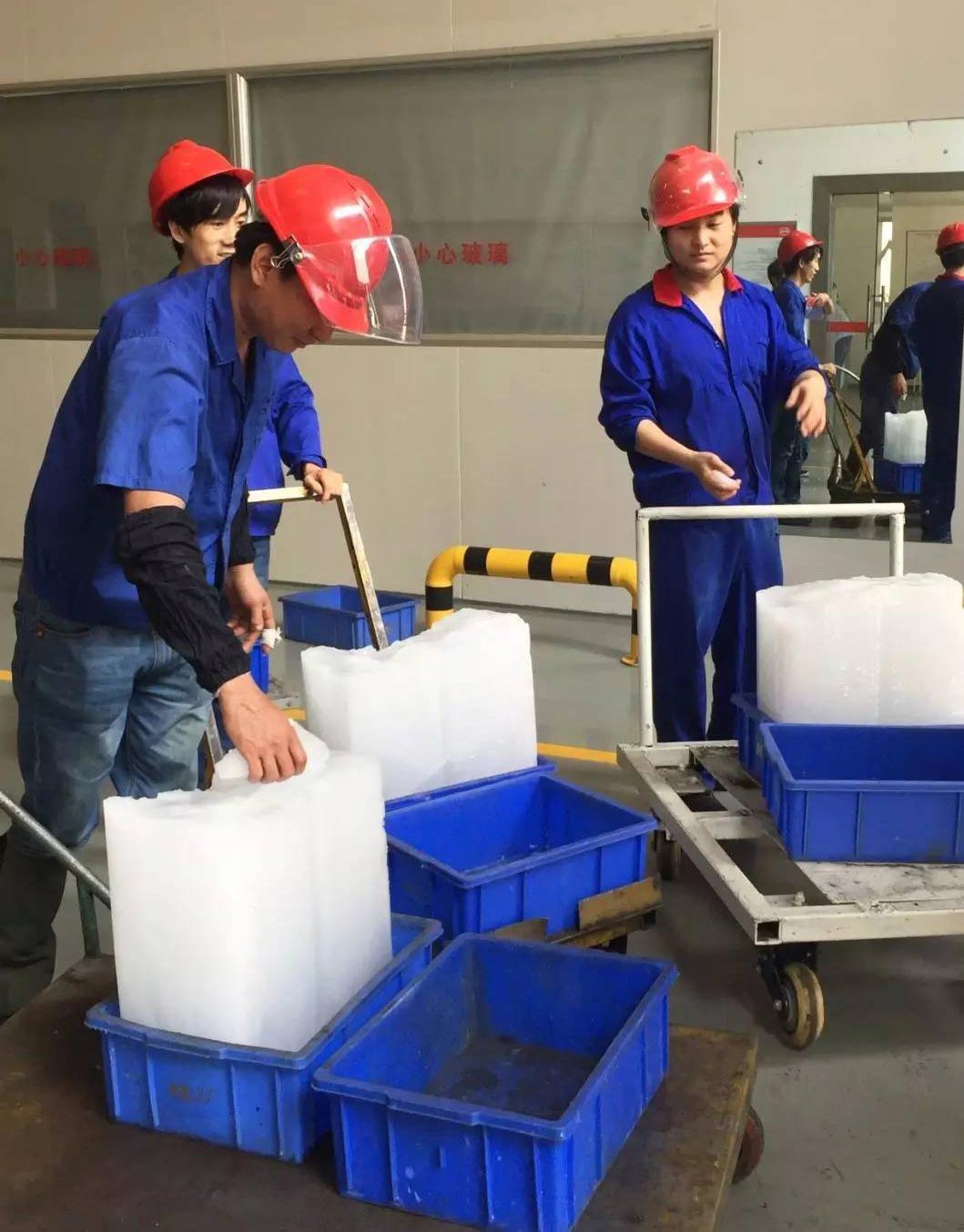 送料機車間布置冰塊 送料機車間布置冰塊