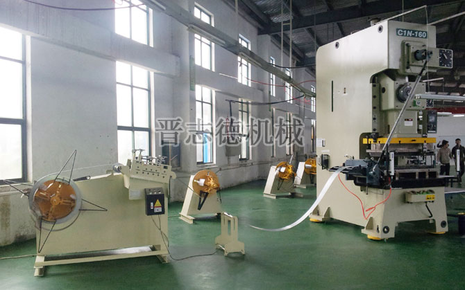 料架兼整平機(jī)配滾輪送料機(jī) 料架兼整平機(jī)配滾輪送料機(jī)