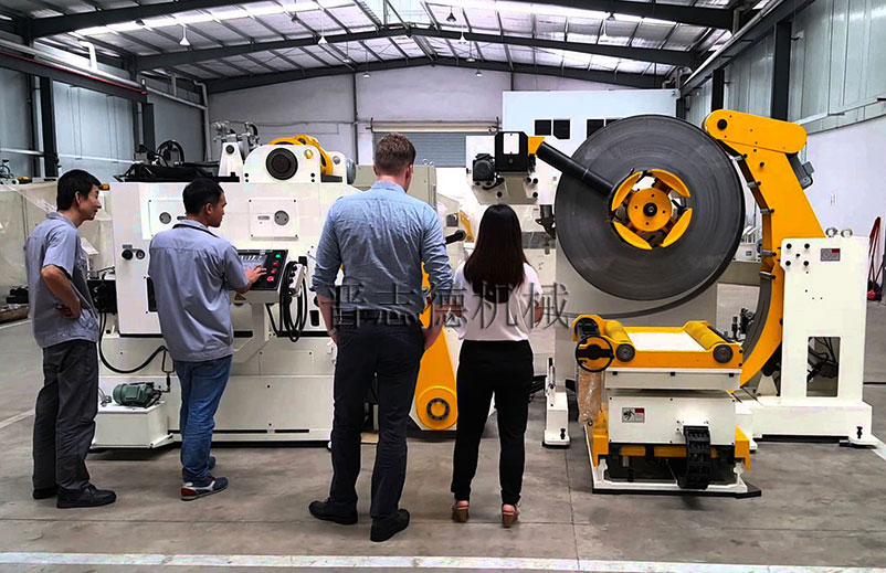 美國(guó)客戶(hù)驗(yàn)收沖床送料機(jī) 美國(guó)客戶(hù)驗(yàn)收沖床送料機(jī)