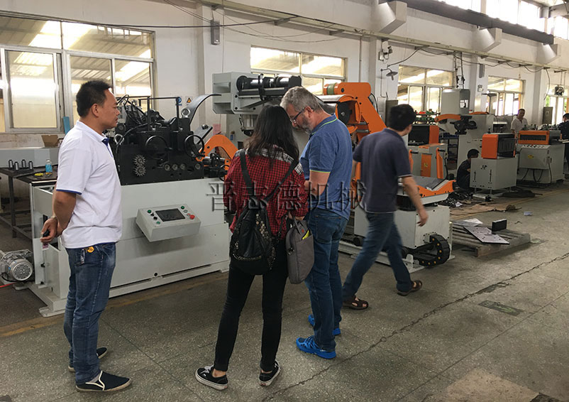 德國(guó)客戶(hù)考察三合一送料機(jī) 德國(guó)客戶(hù)考察三合一送料機(jī)