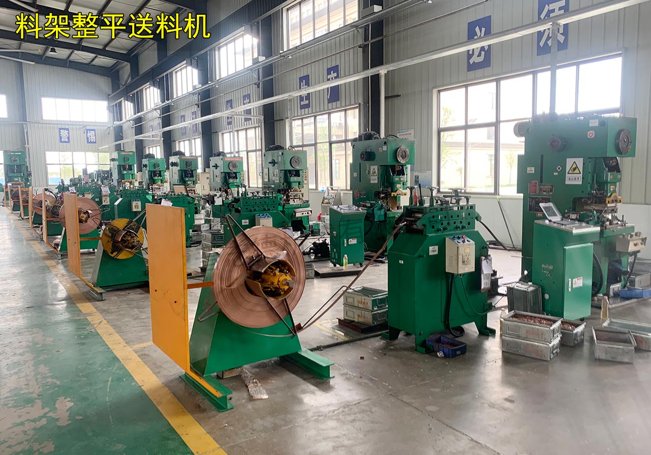 重型材料架配材料矯正機(jī) 重型材料架配材料矯正機(jī)