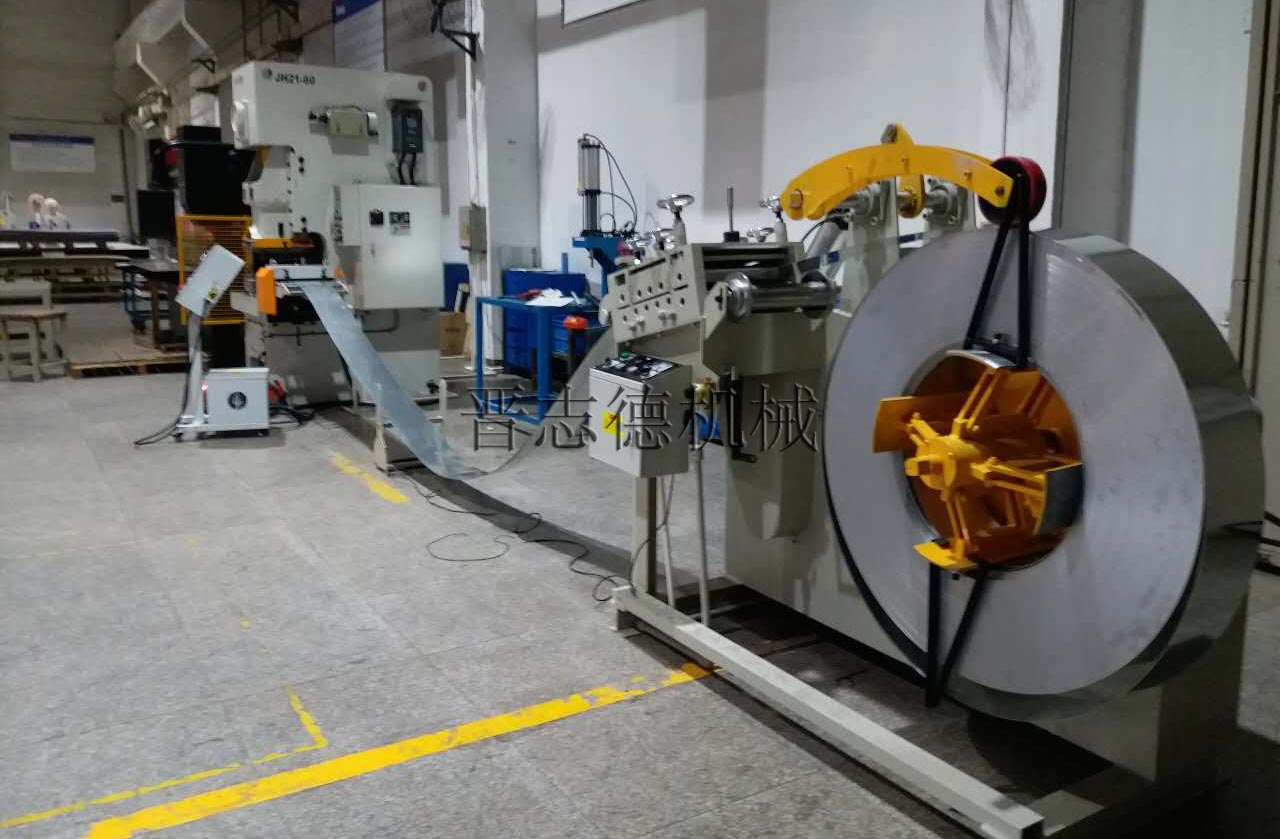 料架兼整平機(jī)配NC送料機(jī) 料架兼整平機(jī)配NC送料機(jī)