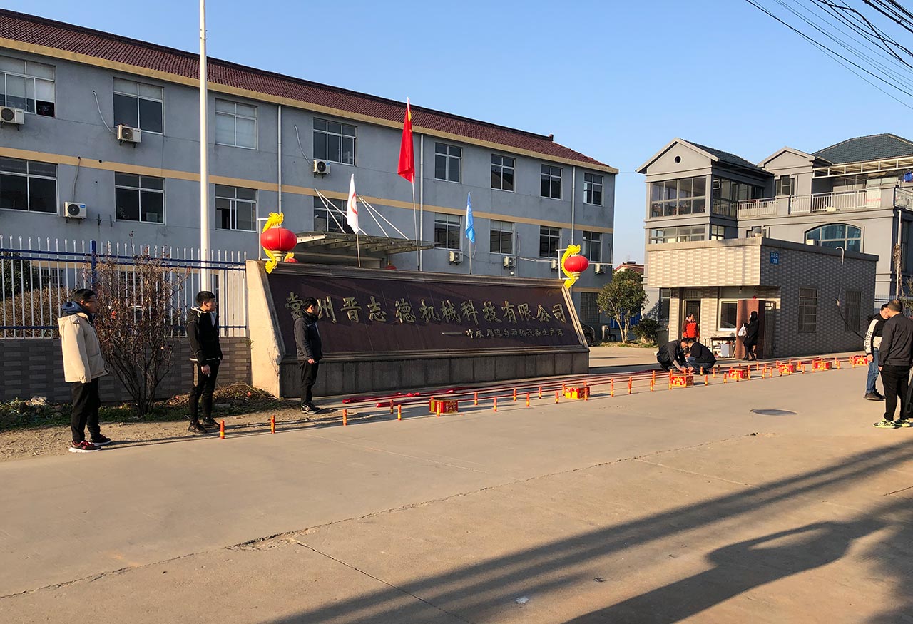 三合一送料機(jī)廠開(kāi)工 三合一送料機(jī)廠開(kāi)工