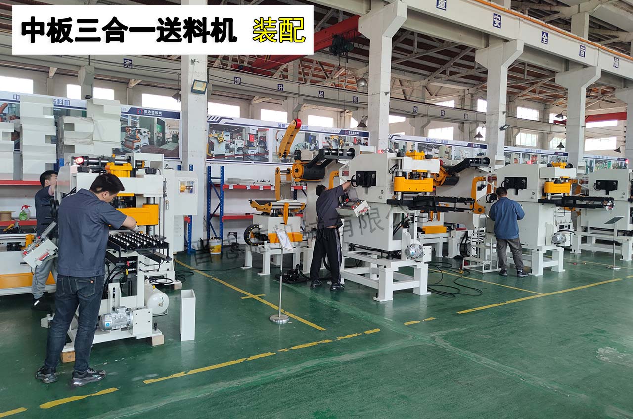 客戶考察送料機(jī)裝配現(xiàn)場(chǎng) 客戶考察送料機(jī)裝配現(xiàn)場(chǎng)