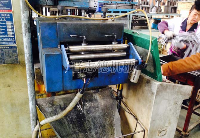 使用6年的NC送料機(jī) 使用6年的NC送料機(jī)