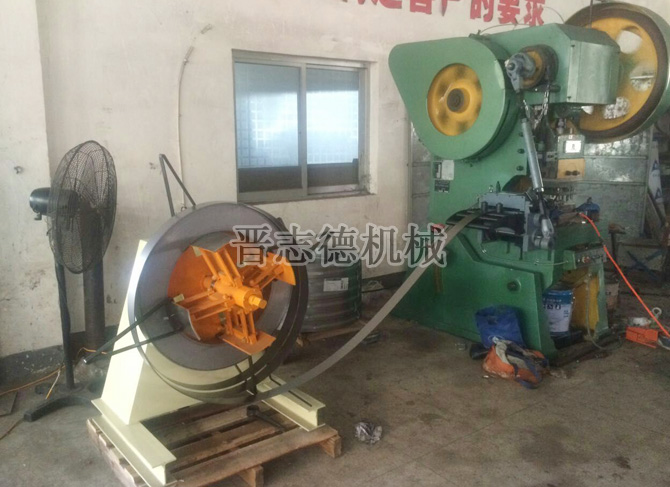 滾輪送料機(jī)配傳統(tǒng)沖床 滾輪送料機(jī)配傳統(tǒng)沖床