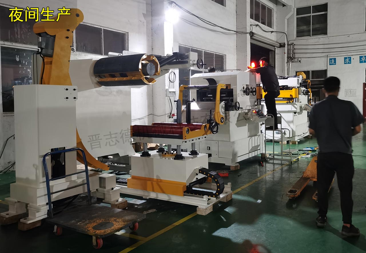 三合一送料機(jī)夜班生產(chǎn) 三合一送料機(jī)夜班生產(chǎn)