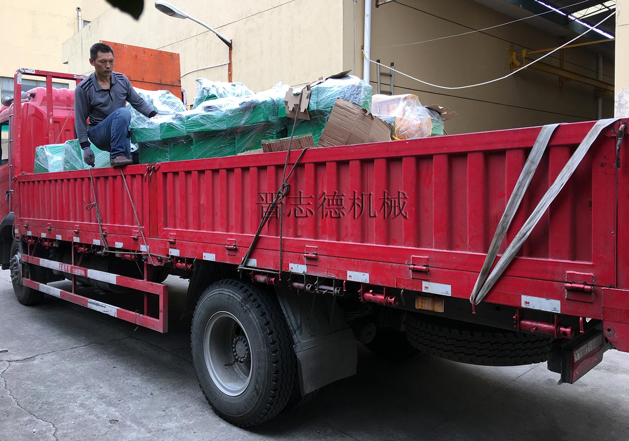 沖床送料機設備裝車 沖床送料機設備裝車