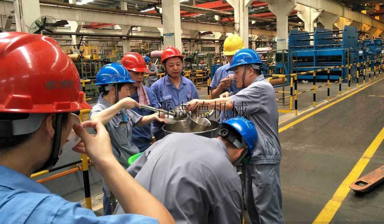 送料機(jī)廠發(fā)放降暑物品,送料機(jī)廠發(fā)放降溫物品 送料機(jī)廠發(fā)放降暑物品,送料機(jī)廠發(fā)放降溫物品