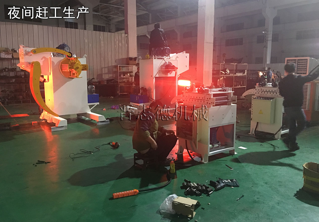 二合一料架兼整平機(jī)夜間生產(chǎn) 二合一料架兼整平機(jī)夜間生產(chǎn)