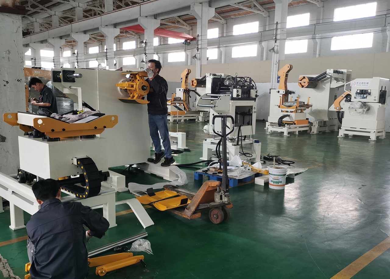 三合一送料機裝配現(xiàn)場 三合一送料機裝配現(xiàn)場