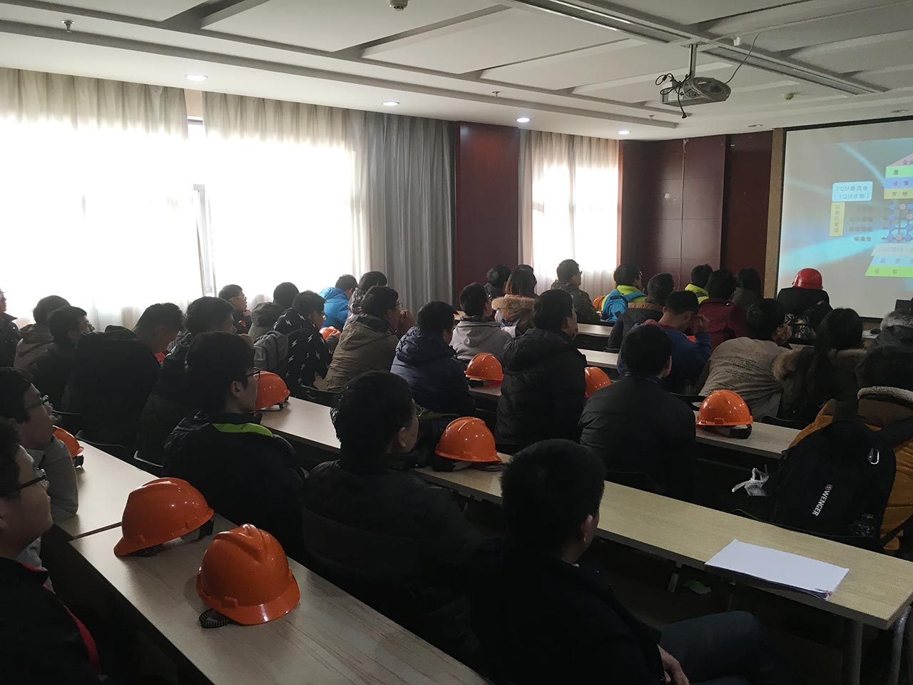 無錫大學(xué)生來訪工廠 無錫大學(xué)生來訪工廠