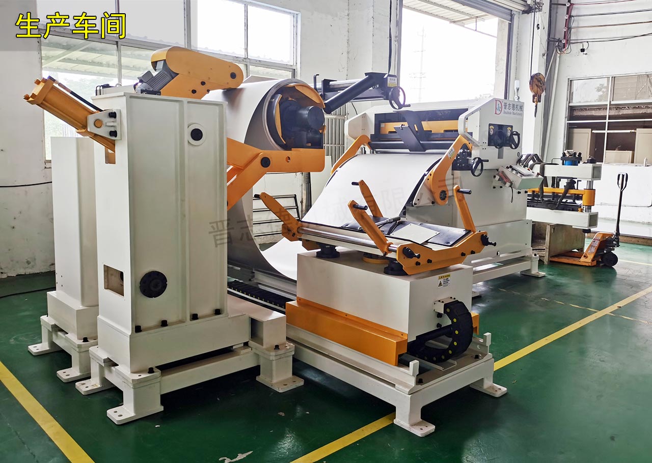 大學(xué)生參觀三合一送料機(jī) 大學(xué)生參觀三合一送料機(jī)