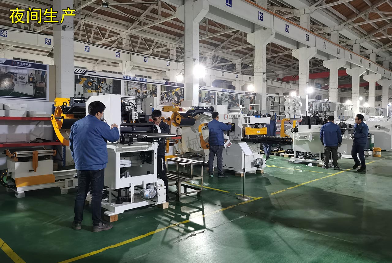 三合一送料機(jī)夜間生產(chǎn) 三合一送料機(jī)夜間生產(chǎn)