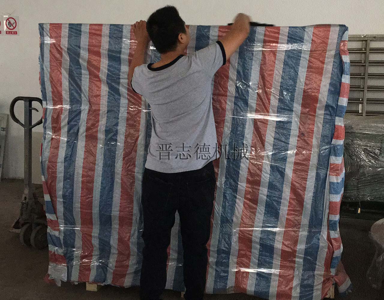 沖床送料機(jī)木箱纏繞雨布 沖床送料機(jī)木箱纏繞雨布