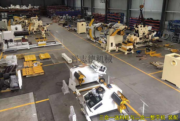 三合一送料機(jī)裝配車間,二合一整平機(jī)裝配車間 三合一送料機(jī)裝配車間,二合一整平機(jī)裝配車間