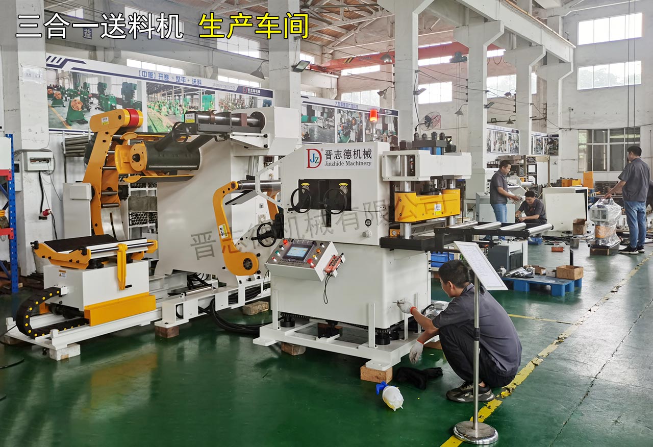 辦公人員助力送料機(jī)裝配 辦公人員助力送料機(jī)裝配