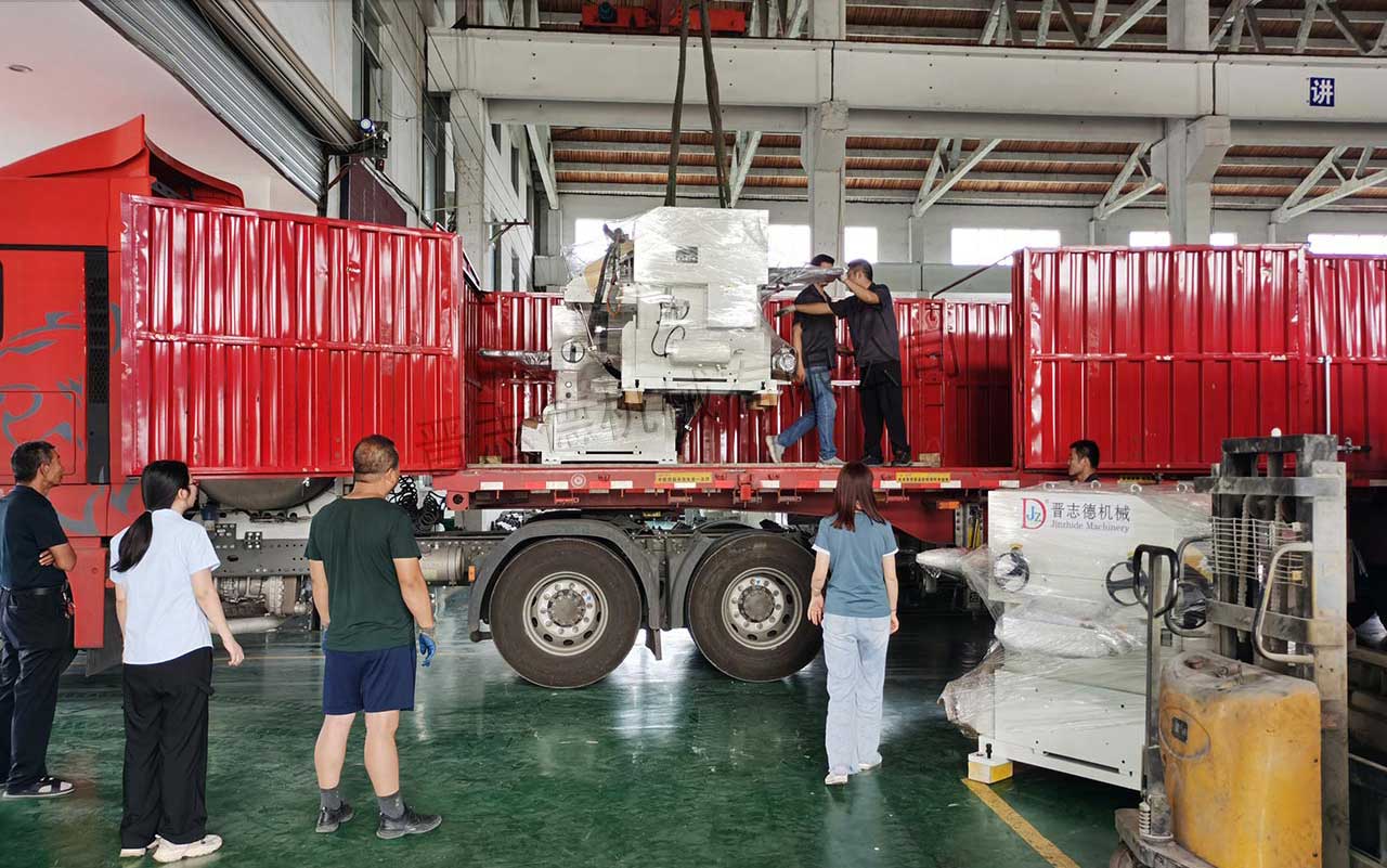 辦公人員助力送料機(jī)出貨 辦公人員助力送料機(jī)出貨