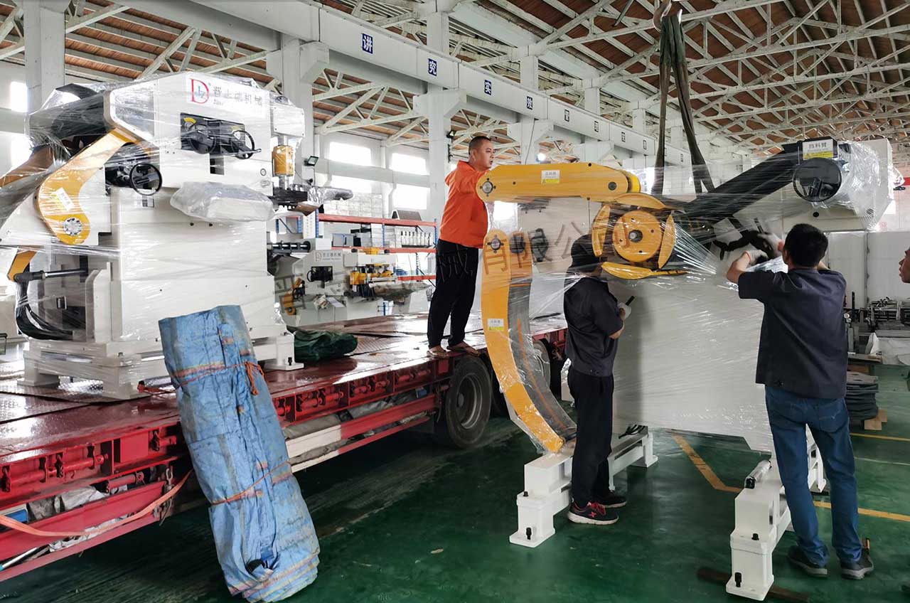 辦公人員對(duì)設(shè)備裝車(chē) 辦公人員對(duì)設(shè)備裝車(chē)