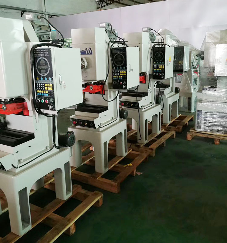 N95口罩沖床生產(chǎn)實景 N95口罩沖床生產(chǎn)實景