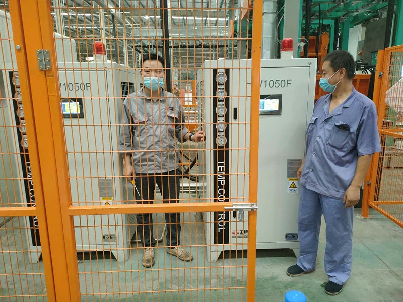 冰箱行業(yè)聚氨酯發(fā)泡為什們選用恒溫機(jī)冷熱一體機(jī) ？